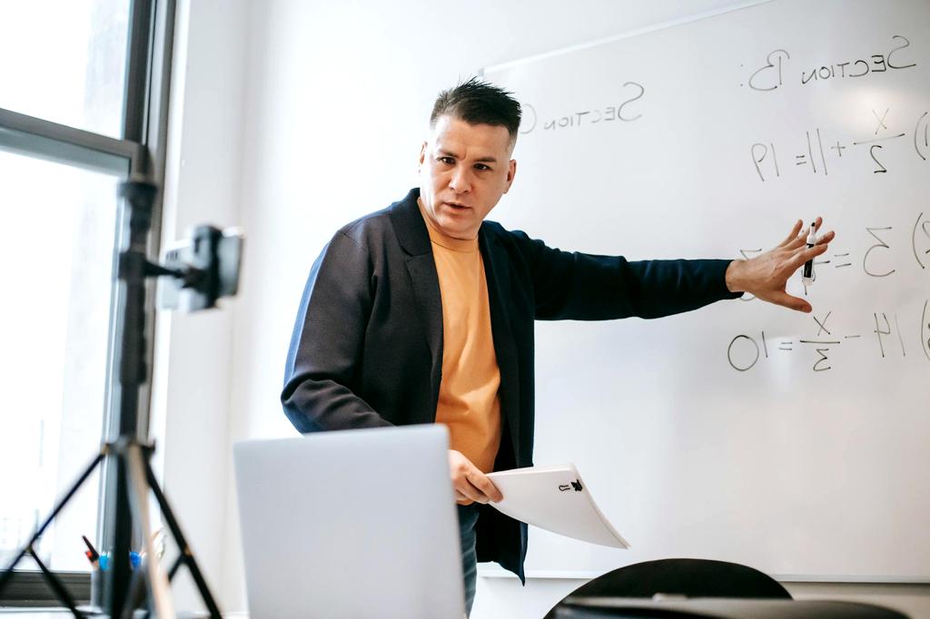 Virtual reality learning environment with immersive goal-setting and habit-building simulations